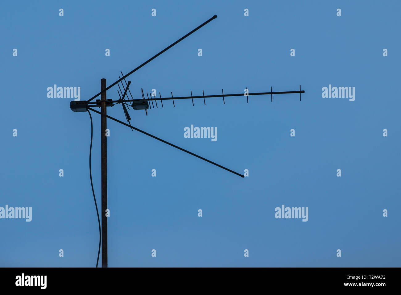 Breitband Fernsehen Antenne vor blauem Himmel, analogen und digitalen Rundfunk Stockfoto