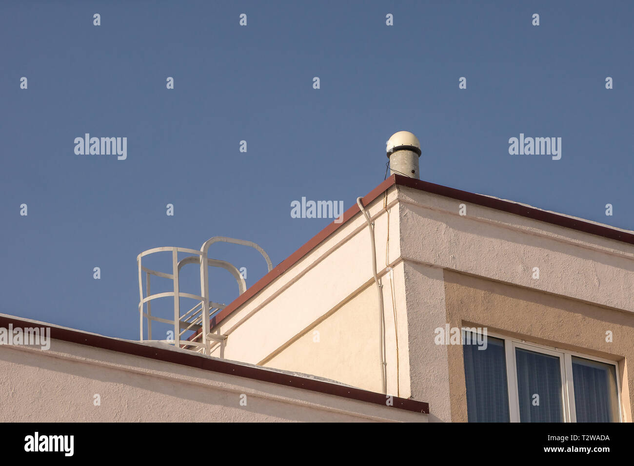 Sat-anlagen Vermessung, stationären GPS-Basisstation, auf dem Dach eines Wohnhauses Stockfoto