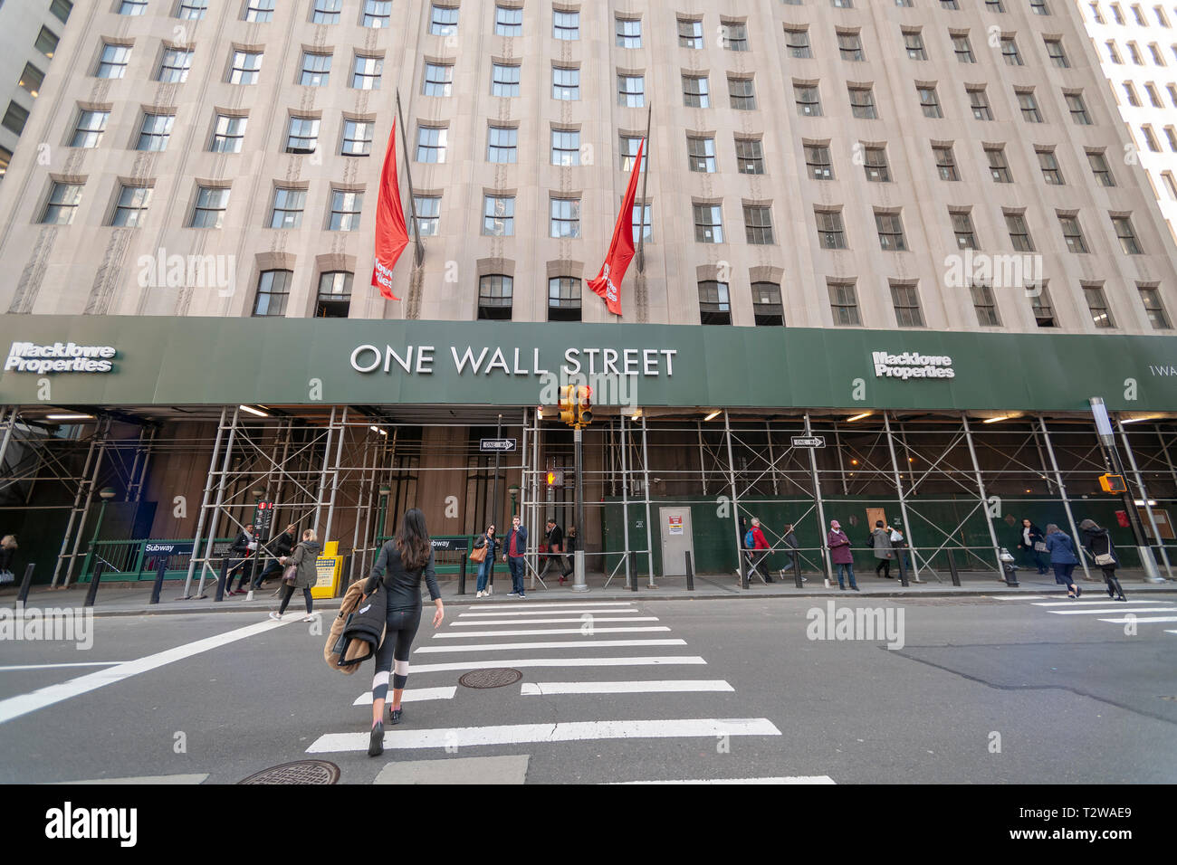 Ursprünglich der Irving Trust Gebäude und jetzt der BNY Mellon Gebäude im Art déco-Wolkenkratzer einer Wall Street am Mittwoch, den 3. April 2019. Das Gebäude befindet sich derzeit in einer ruhigen Wohnanlage mit Masse umgewandelt - Erdgeschoss Einzelhandels durch Macklowe Properties mit Partnern. (Â© Richard B. Levine) Stockfoto