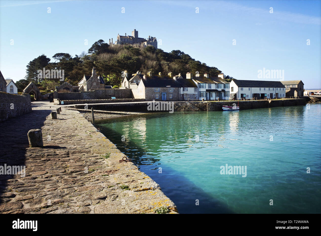 Den Hafen und das Dorf am St. Michael's Mount, Cornwall, UK - Johannes Gollop Stockfoto