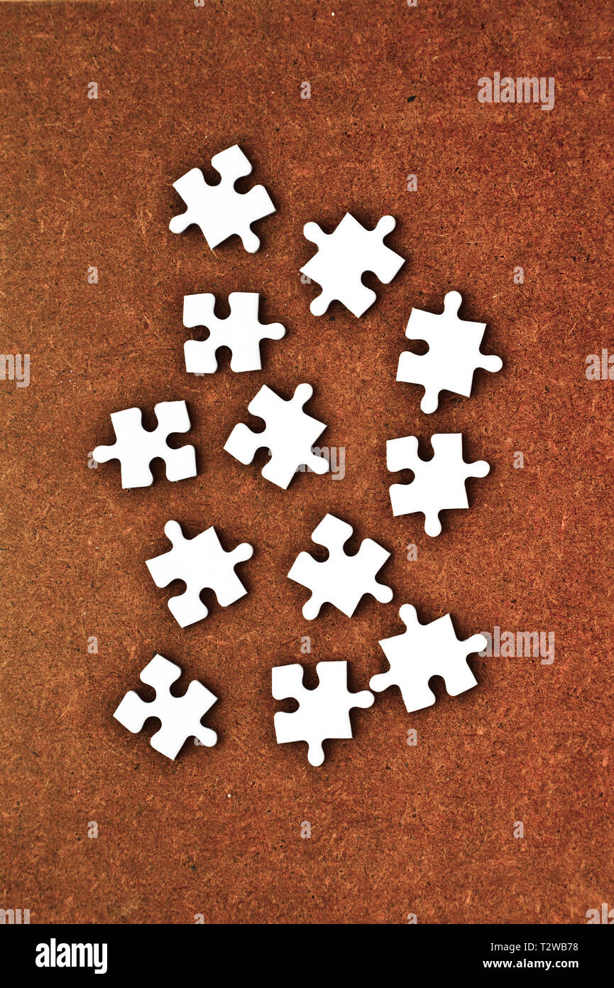 Weiß puzzle Stücke verstreut Stockfoto