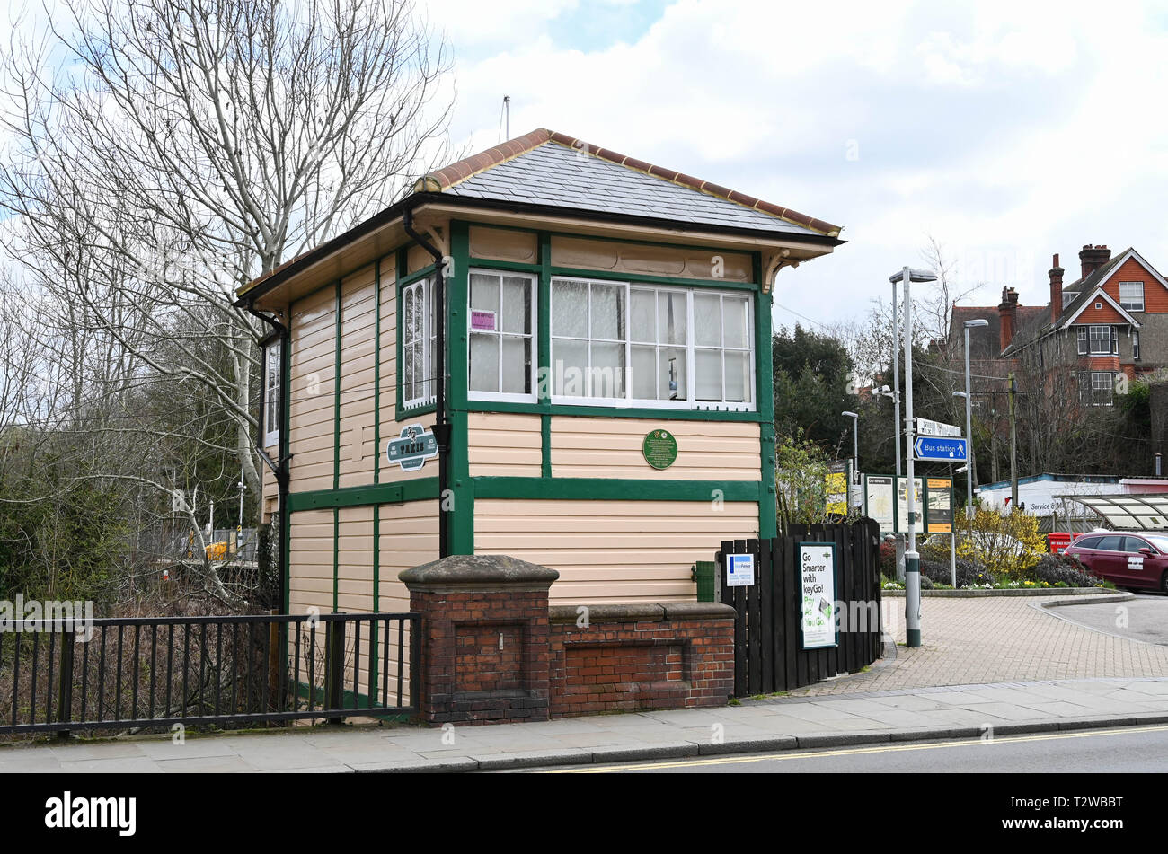 Uckfield East Sussex England UK - Die alte Eisenbahn Stellwerk jetzt als Taxi Office verwendet Stockfoto