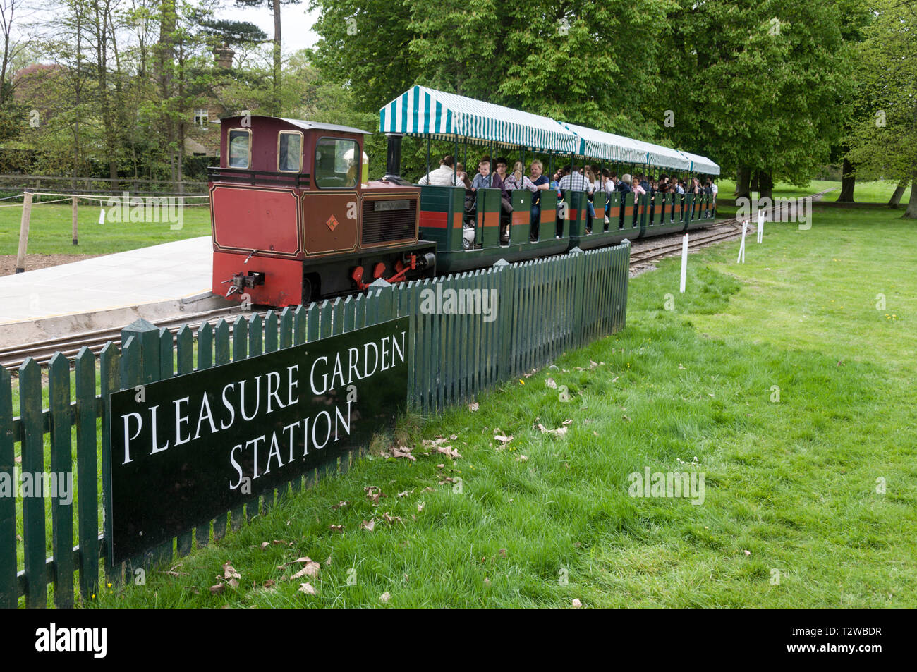 Der kleine Zug namens 'Sir Winston Churchill' mit ihren Kutschen der Besucher verlassen Pleasure Garden Station auf dem Gelände von Blenheim Palace bei Woo Stockfoto