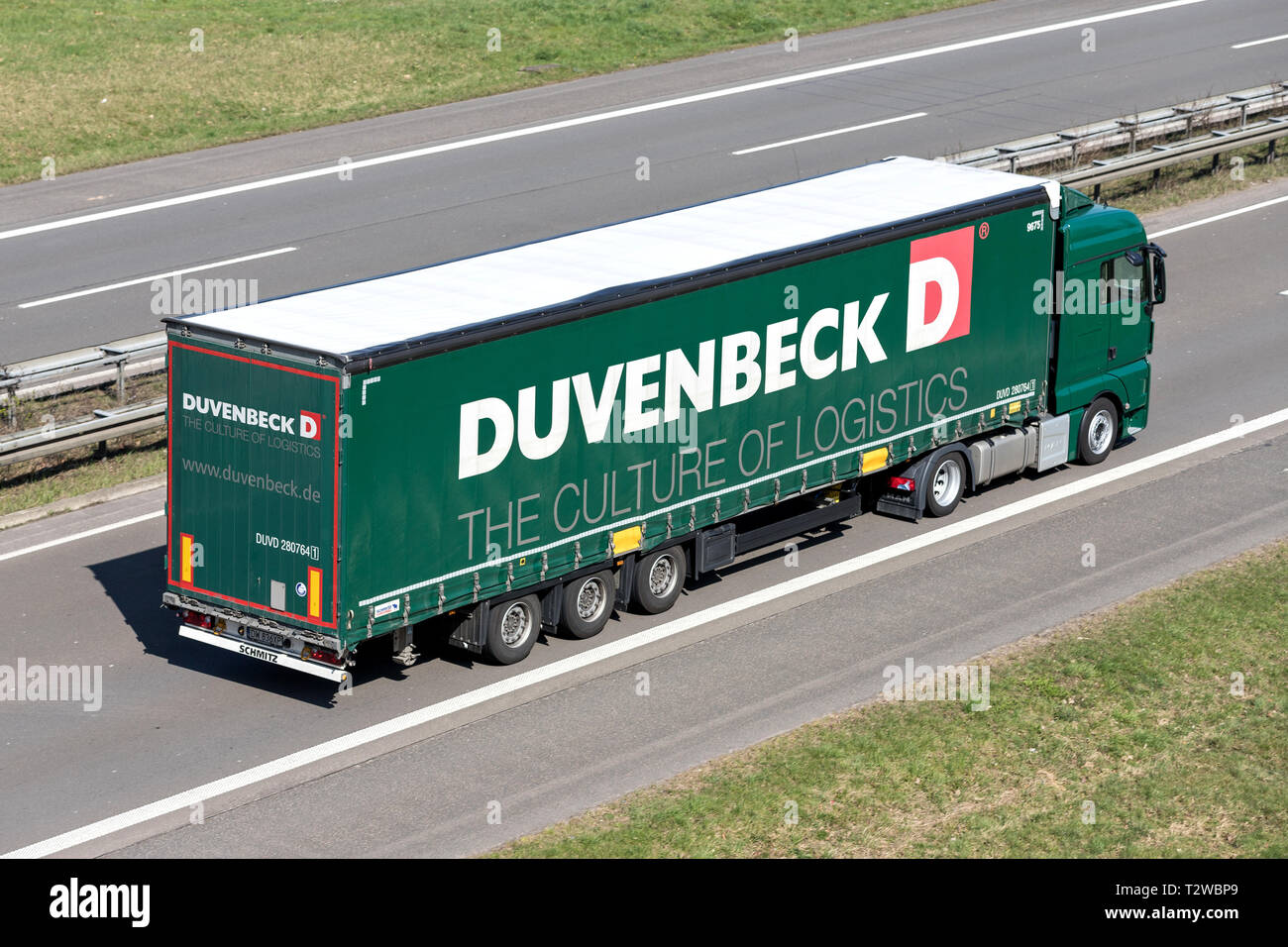 Duvenbeck Lkw auf der Autobahn. Duvenbeck Gruppe ist eine international tätige Full-Service-Logistikdienstleister. Stockfoto