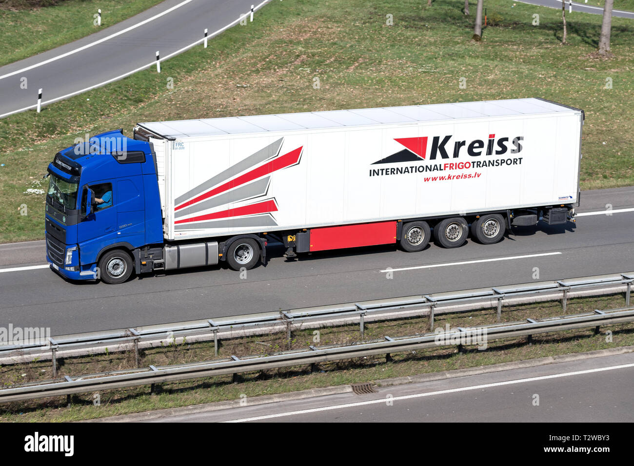 Kreiss Lkw auf der Autobahn. Kreiss ist ein großes Unternehmen in Lettland und eine spürbare Dienstleister im europäischen Logistikmarkt. Stockfoto