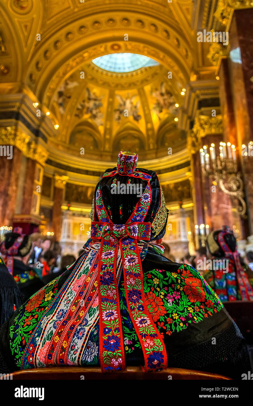 Weiblicher Kopf von hinten in der St.-Stephans-Basilika, Budapest. Kopfbügel und Schal, snoods mit traditionellen ungarischen Folk Stickerei verziert Stockfoto