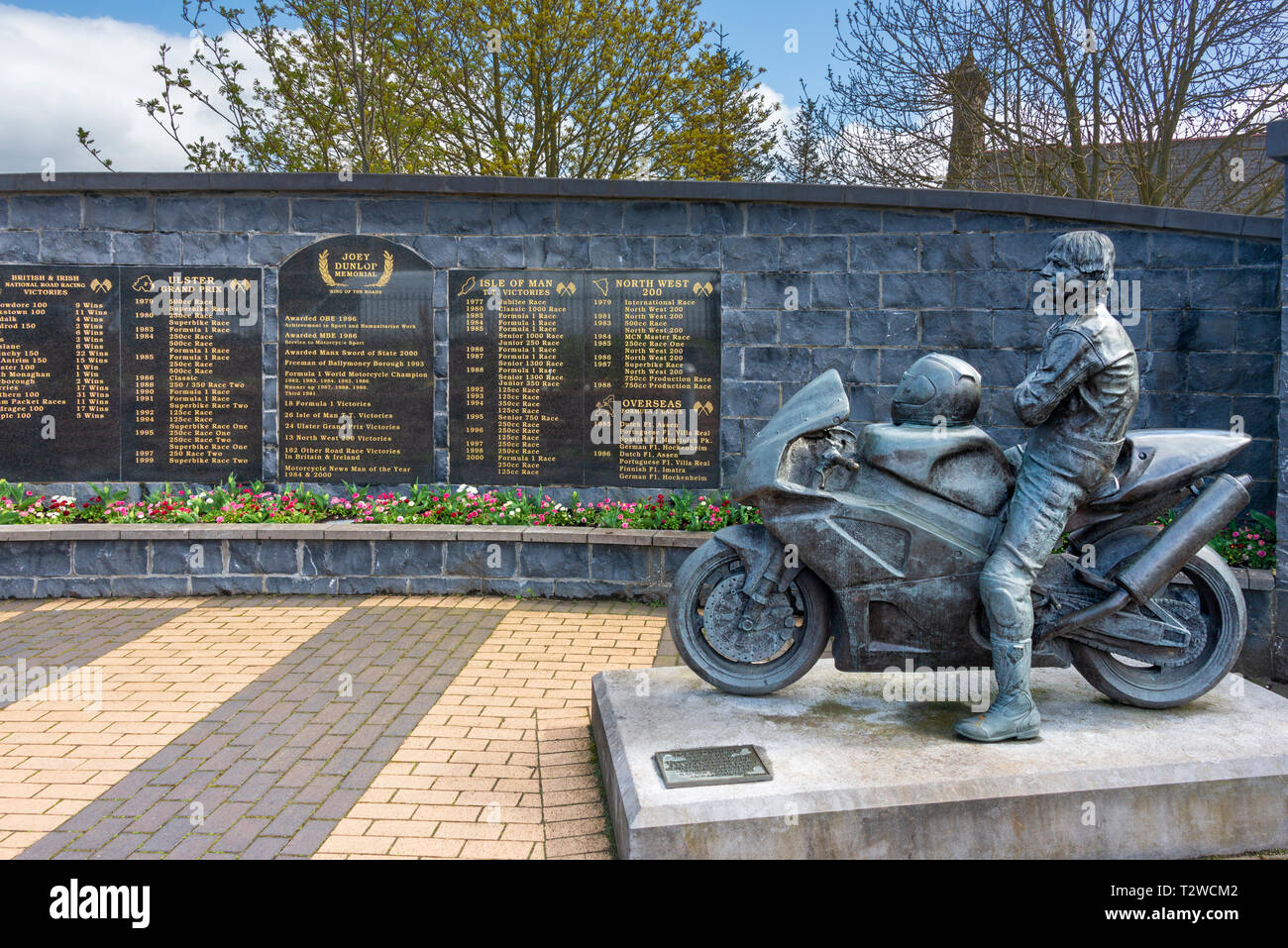 Joey Dunlop Motorradfahren Champion Racer Statue, die in der Dunlop Familie Memorial Garden in Ballymoney County Antrim, Nordirland Stockfoto