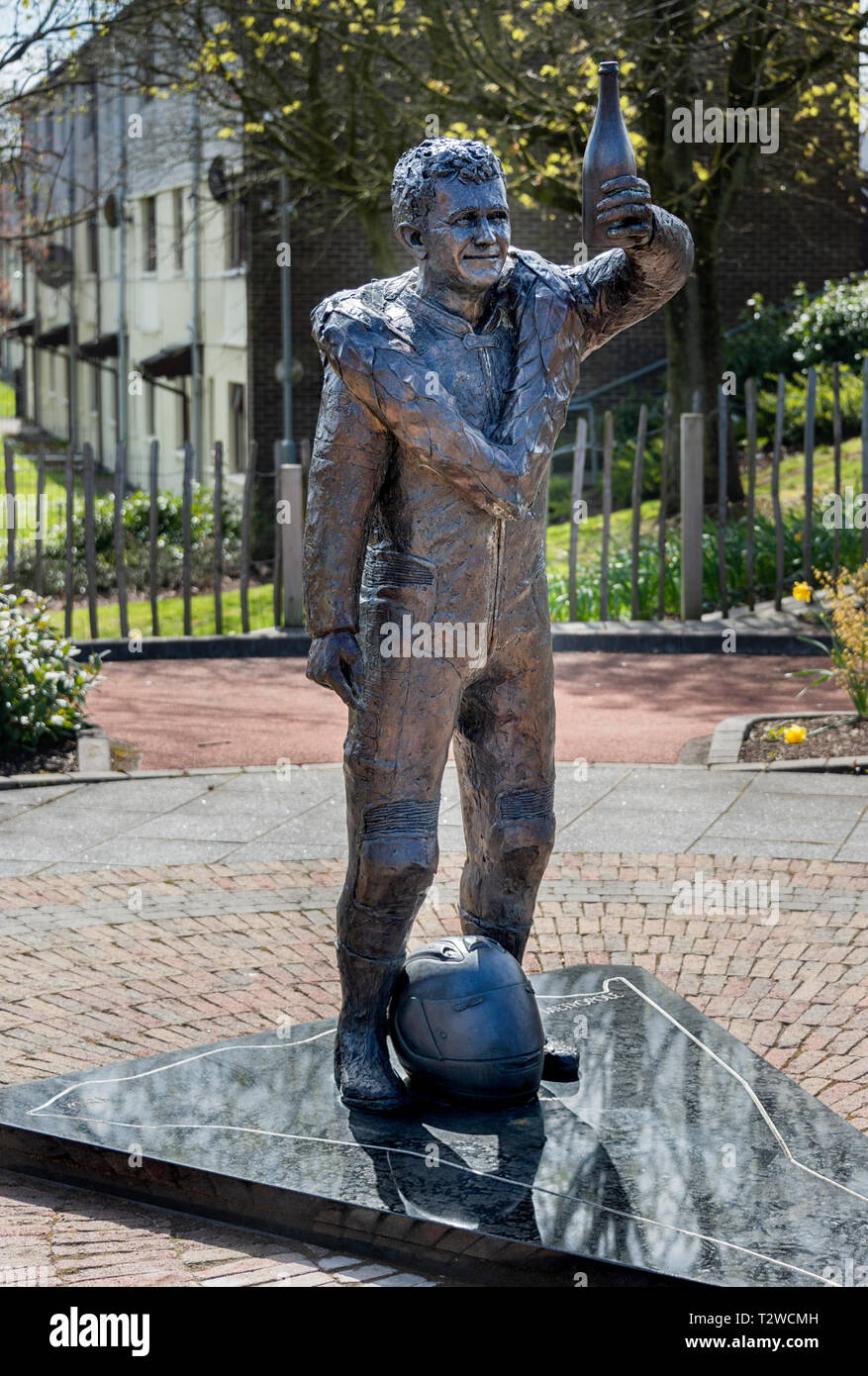 Robert Dunlop Motorradfahren Champion Racer Statue, die in der Dunlop Familie Memorial Garden in Ballymoney County Antrim, Nordirland Stockfoto