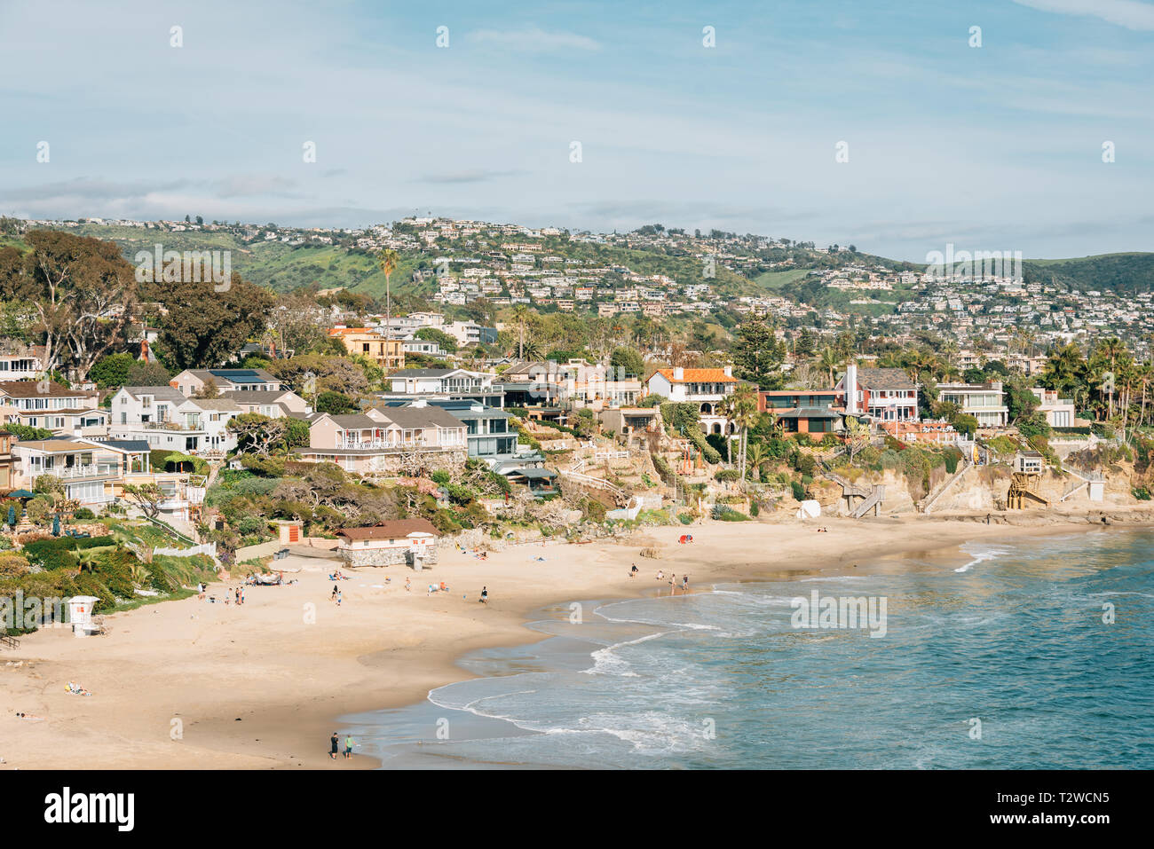 Blick auf den Strand und Klippen am Crescent Bay von Crescent Bay Point Park, in Laguna Beach, Kalifornien Stockfoto