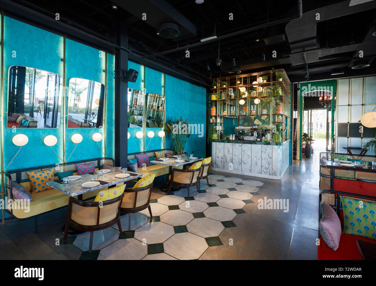 Unterer Bereich Interieur des Restaurants. Masti Dubai, Dubai, Vereinigte Arabische Emirate. Architekt: Studio Lotus, 2018. Stockfoto