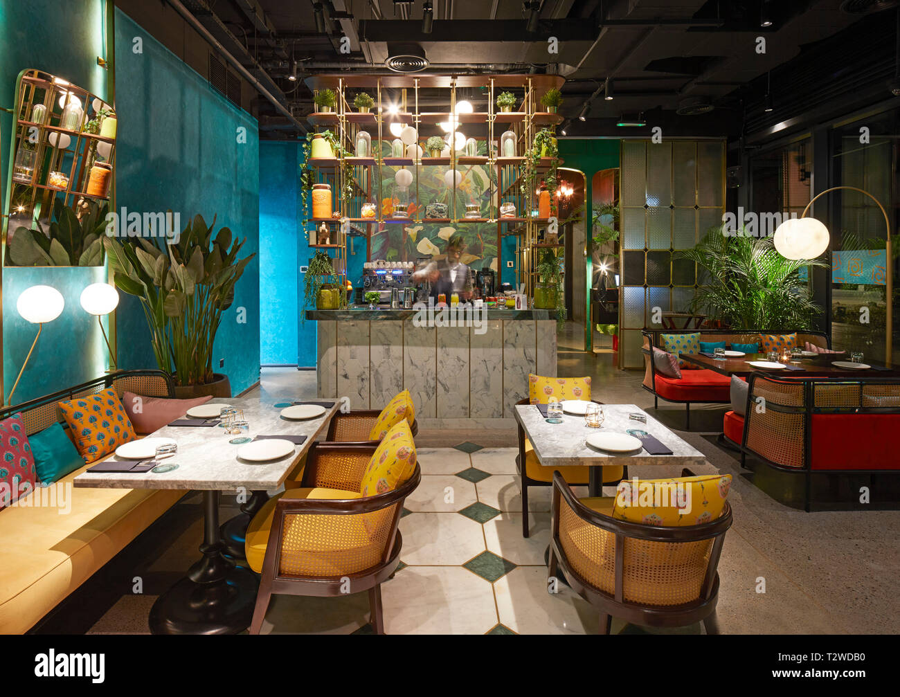 Unterer Bereich Interieur des Restaurants. Masti Dubai, Dubai, Vereinigte Arabische Emirate. Architekt: Studio Lotus, 2018. Stockfoto