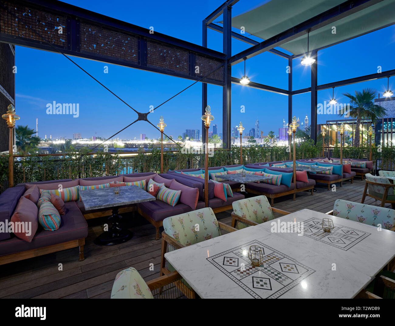 Essbereich auf der oberen Ebene. Masti Dubai, Dubai, Vereinigte Arabische Emirate. Architekt: Studio Lotus, 2018. Stockfoto