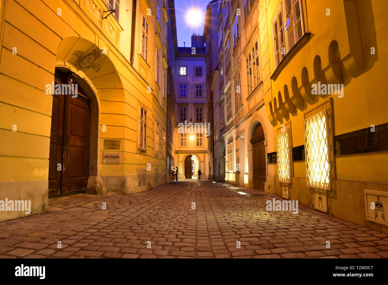 Domgasse, engen, kopfsteingepflasterten Straße mit historischen barocken Häuser der Altstadt von Wien. Wolfgang Amadeus Mozart lebte hier schreiben Hochzeit des Figaro. Stockfoto