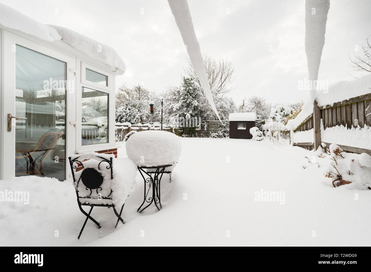 Tiefer Schnee, eine städtische zurück Garten im Winter Wetter Stockfoto