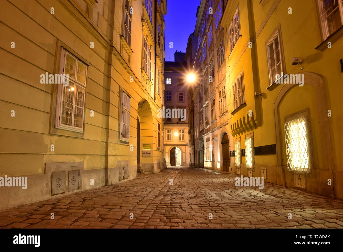 Domgasse, engen, kopfsteingepflasterten Straße mit historischen barocken Häuser der Altstadt von Wien. Wolfgang Amadeus Mozart lebte hier schreiben Hochzeit des Figaro. Stockfoto