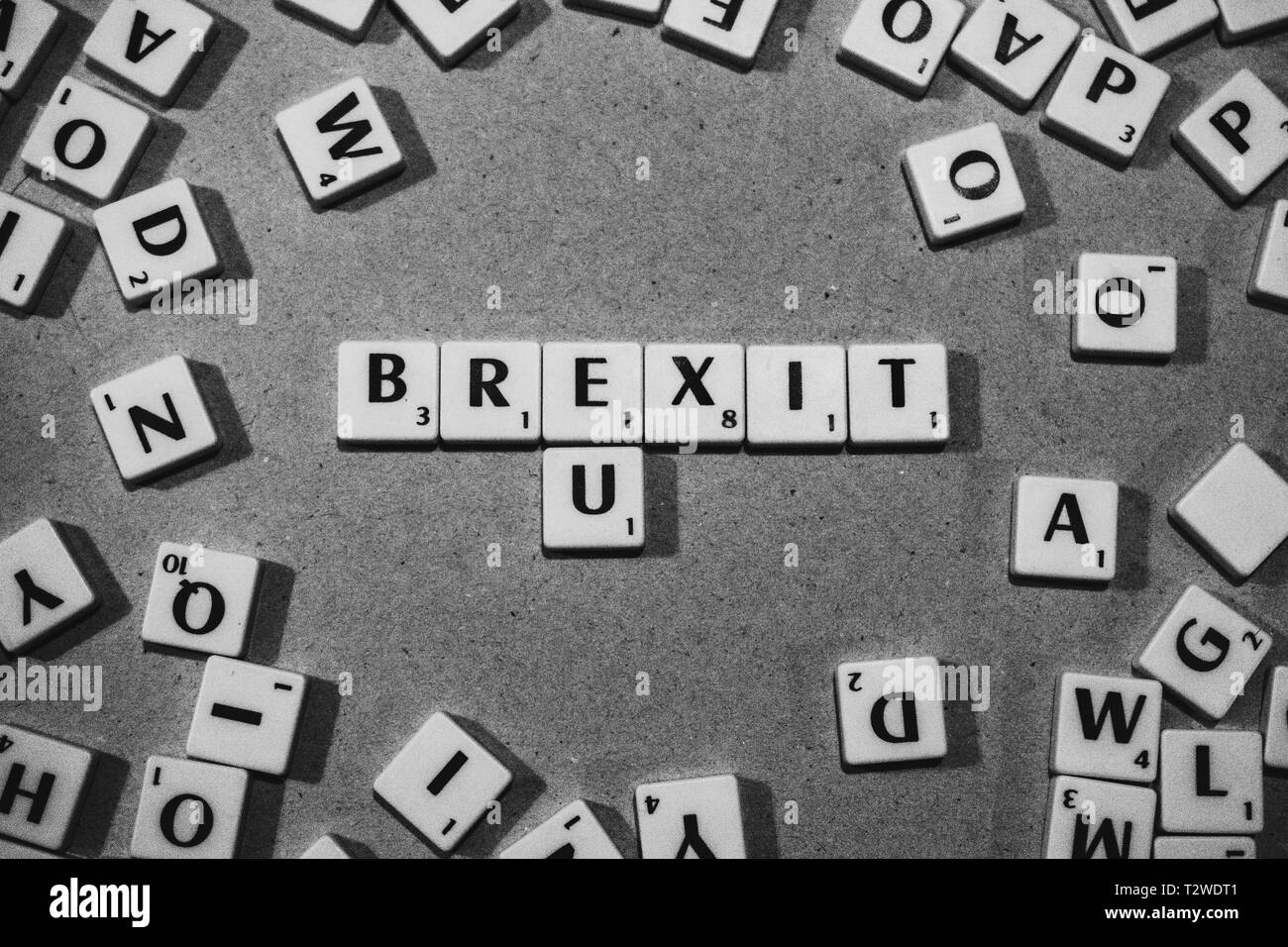 Brexit und Eu in Scrabble Briefe geschrieben, die von anderen Buchstaben umgeben Stockfoto