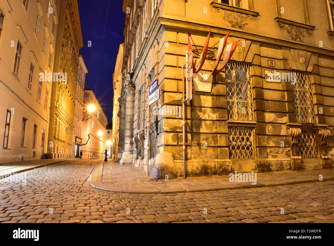 Domgasse und Grünangergasse, engen, kopfsteingepflasterten Gassen mit historischen barocken Palais Fürstenberg in der alten Stadt Wien bei Nacht. Stockfoto
