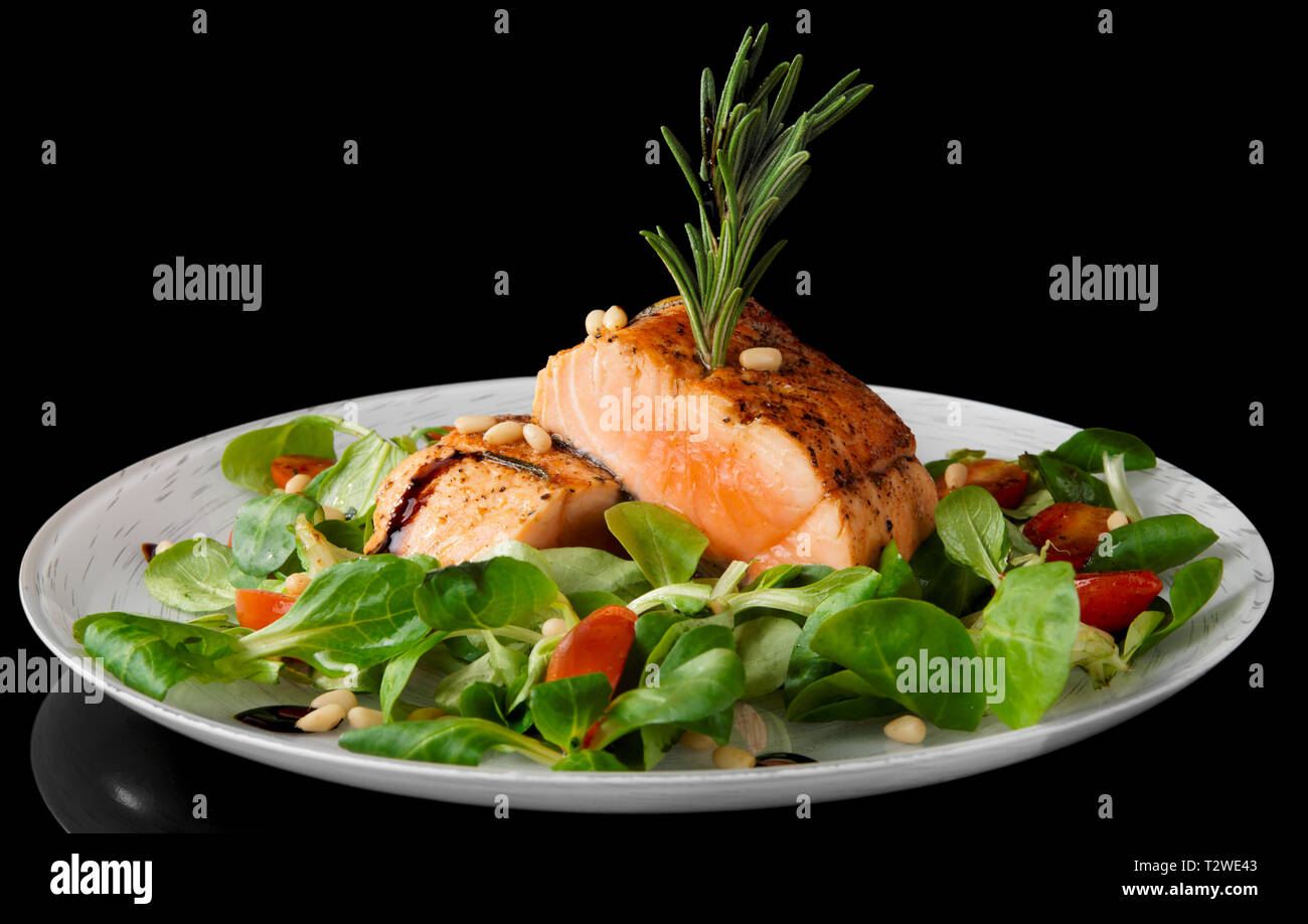 Seltene gebratene Lachssteaks mit Feldsalat und Rosmarin Stockfoto