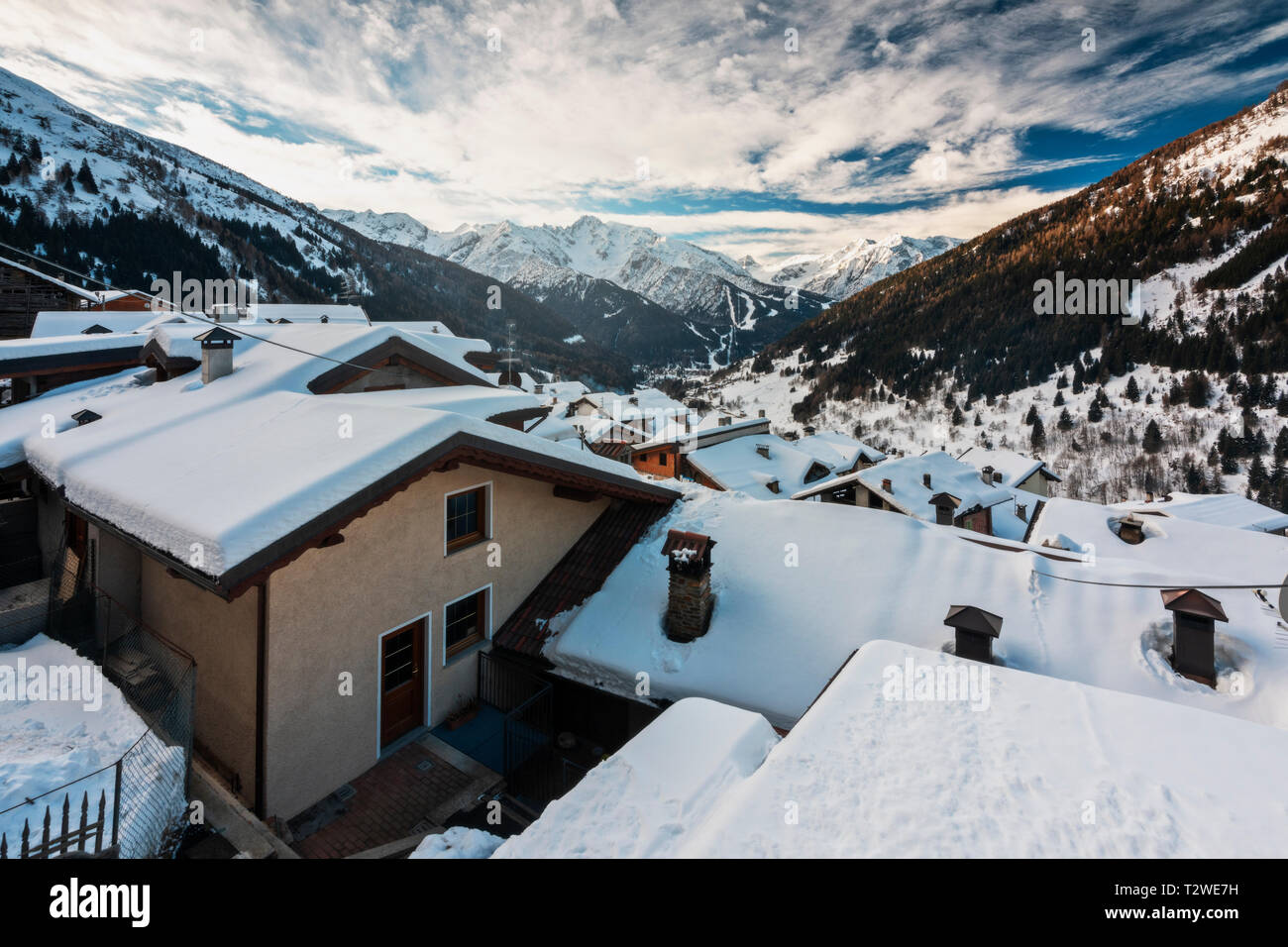 Ein kleines Dorf von Pezzo, Ponte di Legno, unter dem Schnee. Vallecamonica in der Provinz Brescia, Lombardei in Italien, Europa Stockfoto