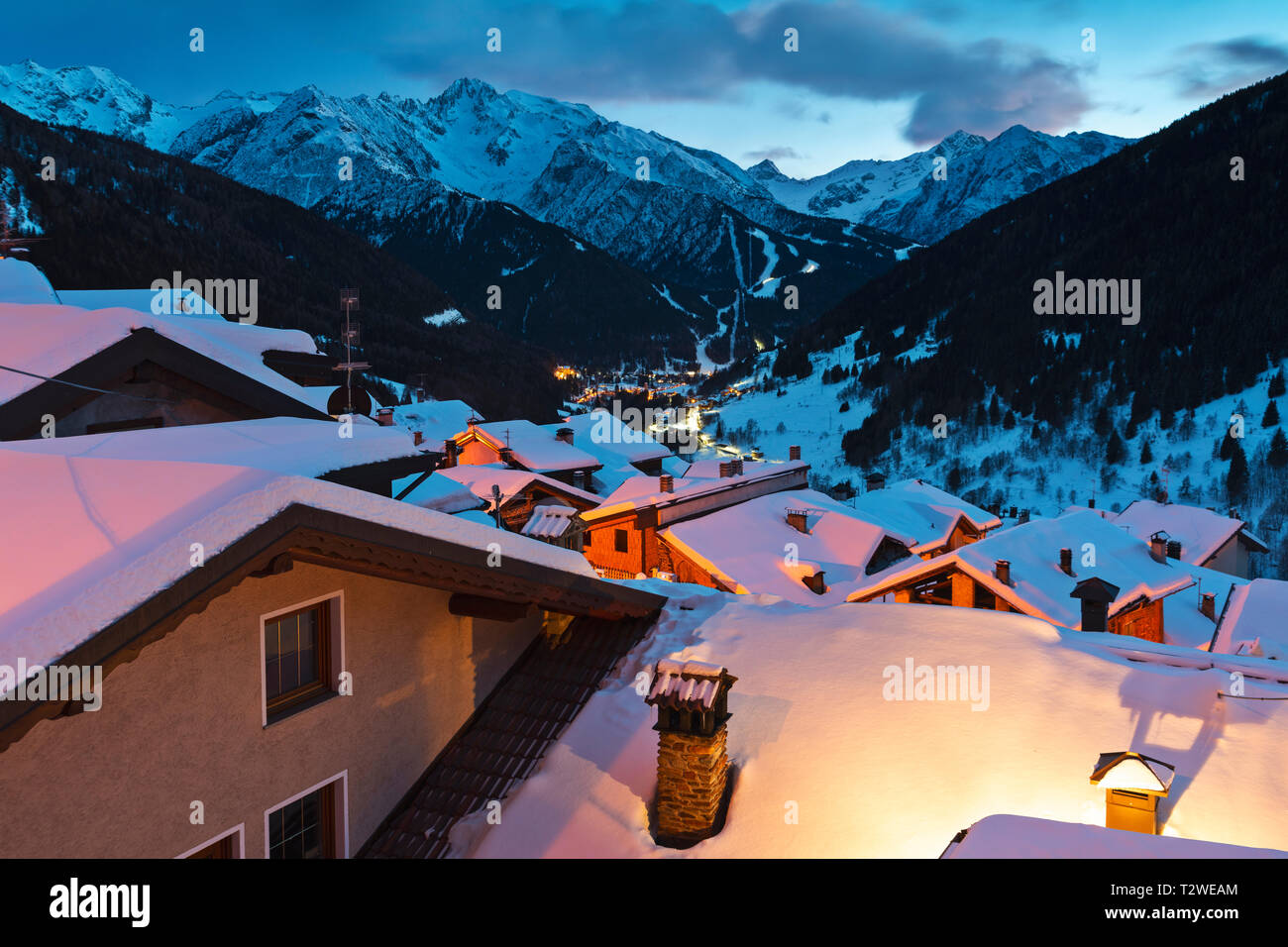 Ein kleines Dorf von Pezzo, Ponte di Legno, unter dem Schnee. Vallecamonica in der Provinz Brescia, Lombardei in Italien, Europa Stockfoto