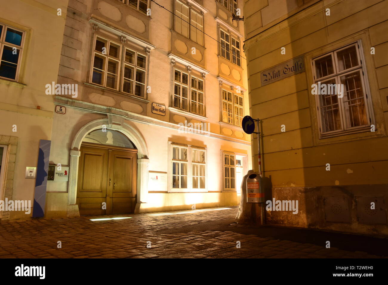 Domgasse, engen, kopfsteingepflasterten Straße mit historischen barocken Häuser der Altstadt von Wien. Wolfgang Amadeus Mozart lebte hier schreiben Hochzeit des Figaro. Stockfoto