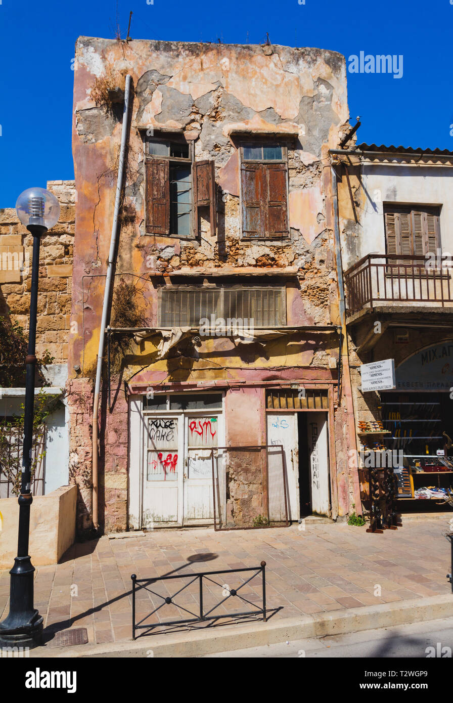 Architektur von Chania auf der Insel Kreta, Griechenland. Die ursprüngliche Architektur der alten Gebäude und Häuser. Stockfoto