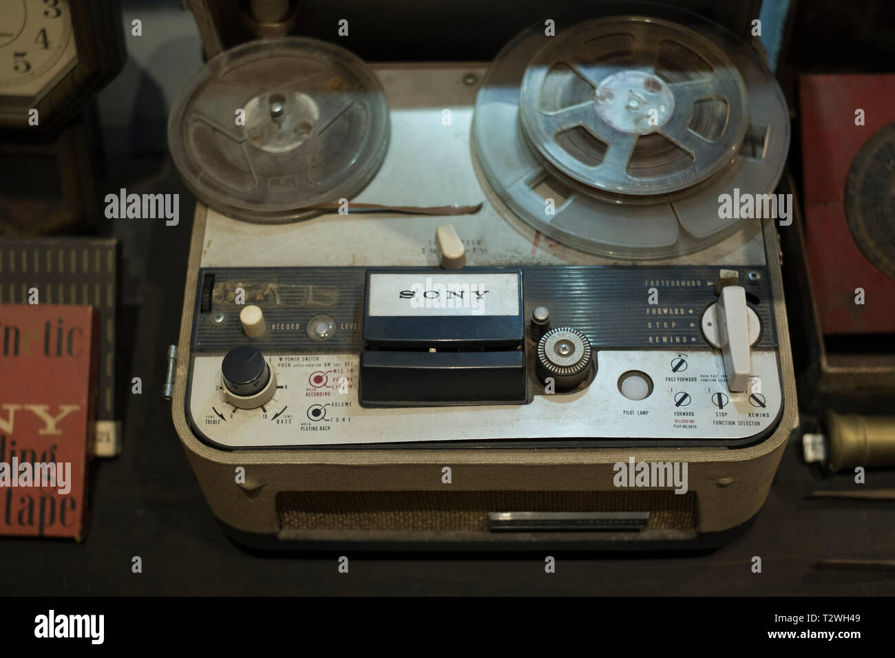 Eine alte Reel-to-Reel Sony Tape Recorder auf Phuket Taihua Museum, ein Museum der Overseas Chinese in Phuket, Thailand. Stockfoto