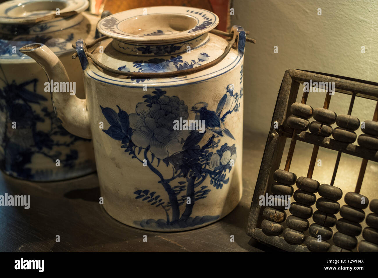 Alte blaue und weiße Porzellan und Chinesischen abacus im Phuket Taihua Museum, ein Museum der Overseas Chinese in Phuket, Thailand. Stockfoto