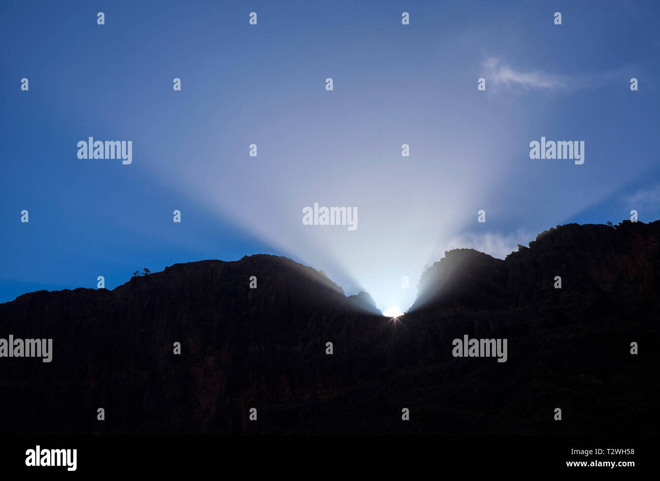 Gran Canaria, März Equinox scheint die Sonne in die Schlucht Barranco de Fataga obwohl ein Gebirgspass in Amurga massiv Stockfoto