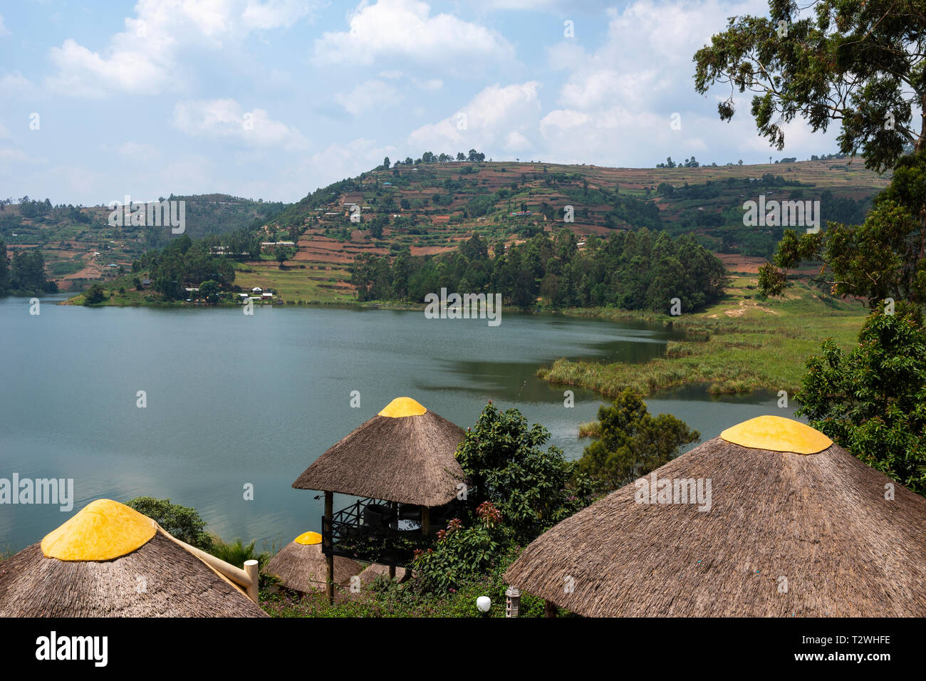Blick über den Lake Bunyonyi vom Birdnest Resort im Südwesten von Uganda, Ostafrika Stockfoto