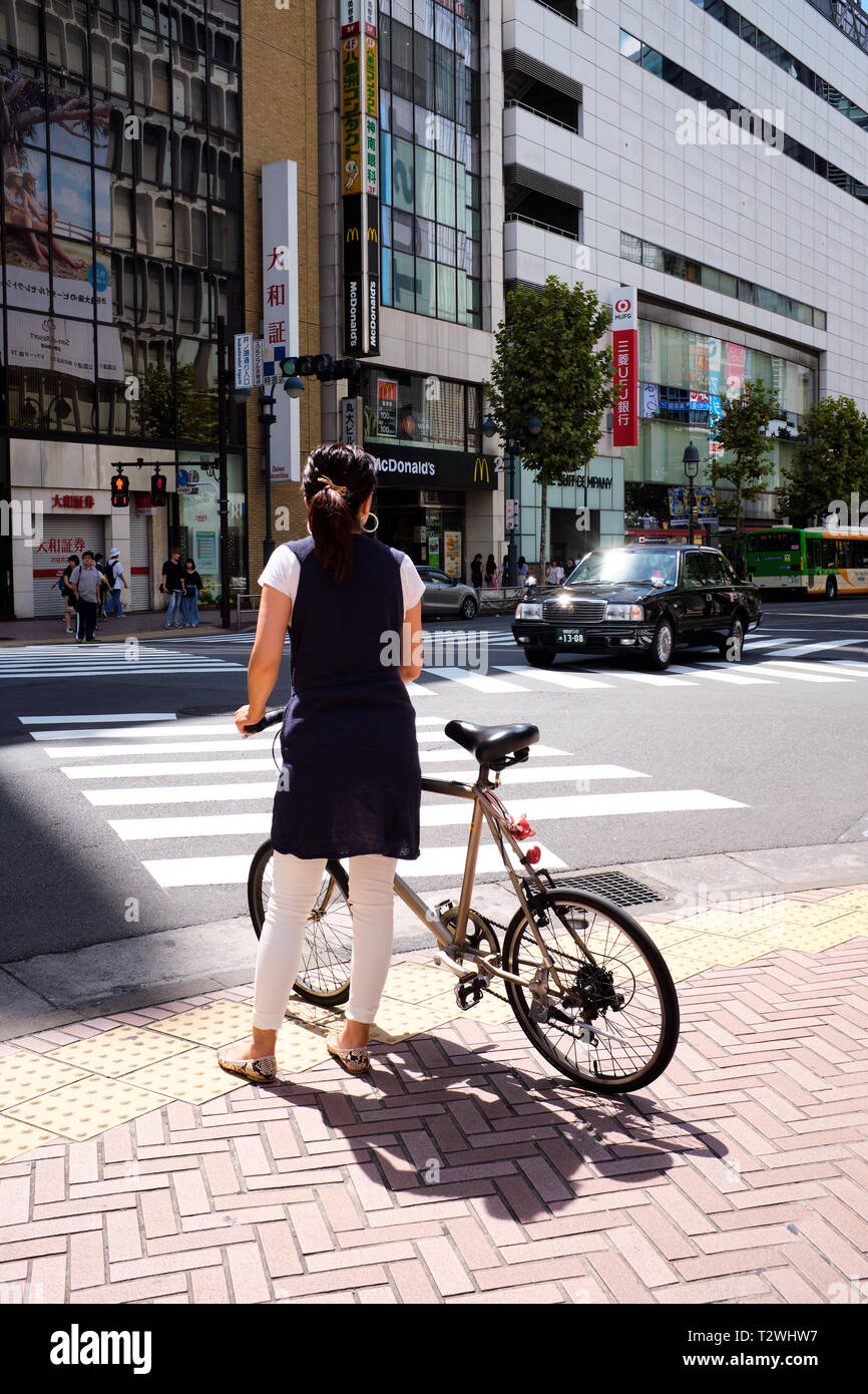 Abgebildet ist, warten die Straße Tokyo Japan zu überqueren zu backen. Stockfoto