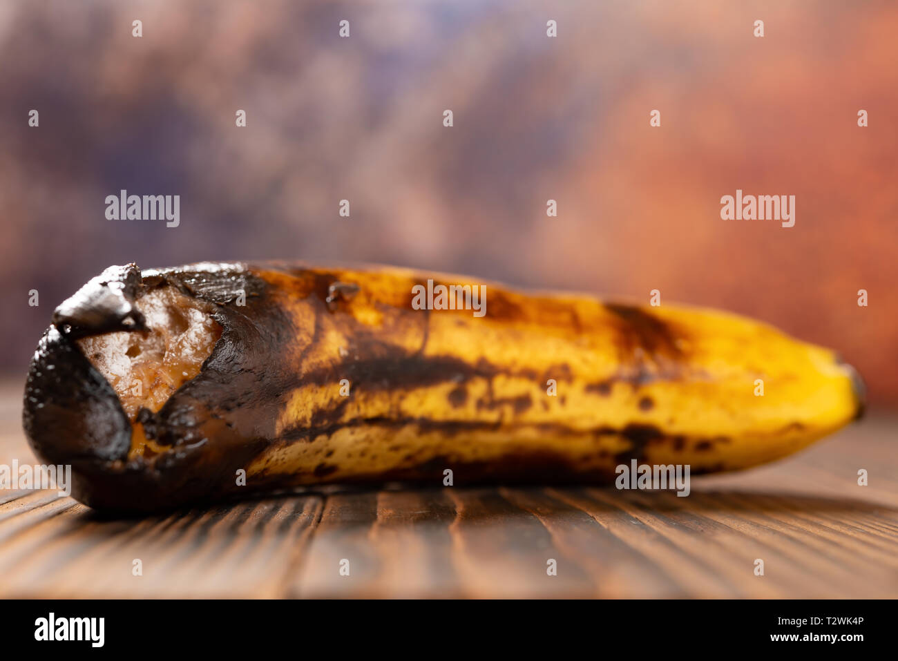 Überreife Banane mit der Spitze auf einem Holz Tisch beschädigt Stockfoto