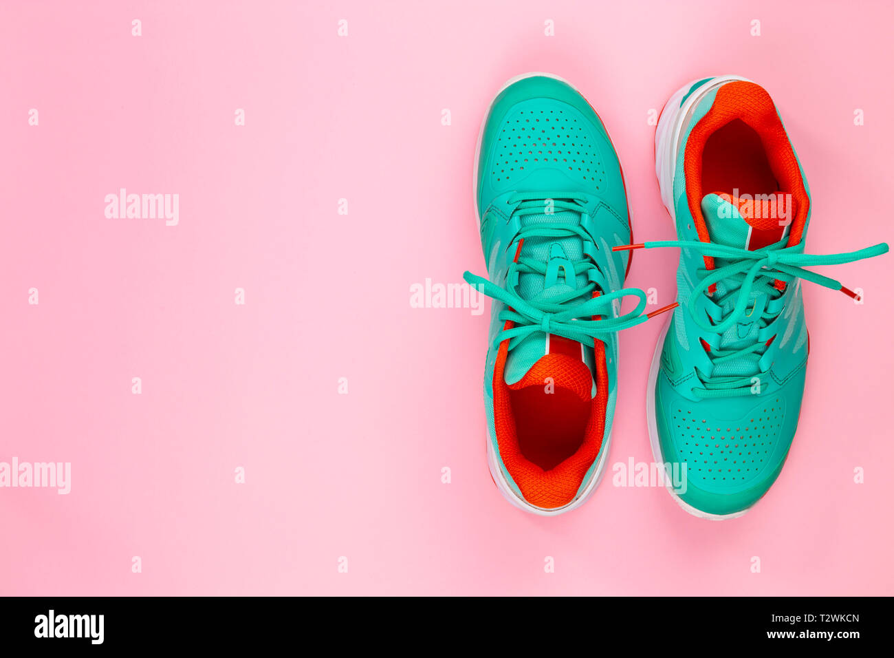 Rot, hellblau, weiß, Paar neue Tennisschuhe im Studio Schuß über rosa Hintergrund. Direkt von oben. Stockfoto