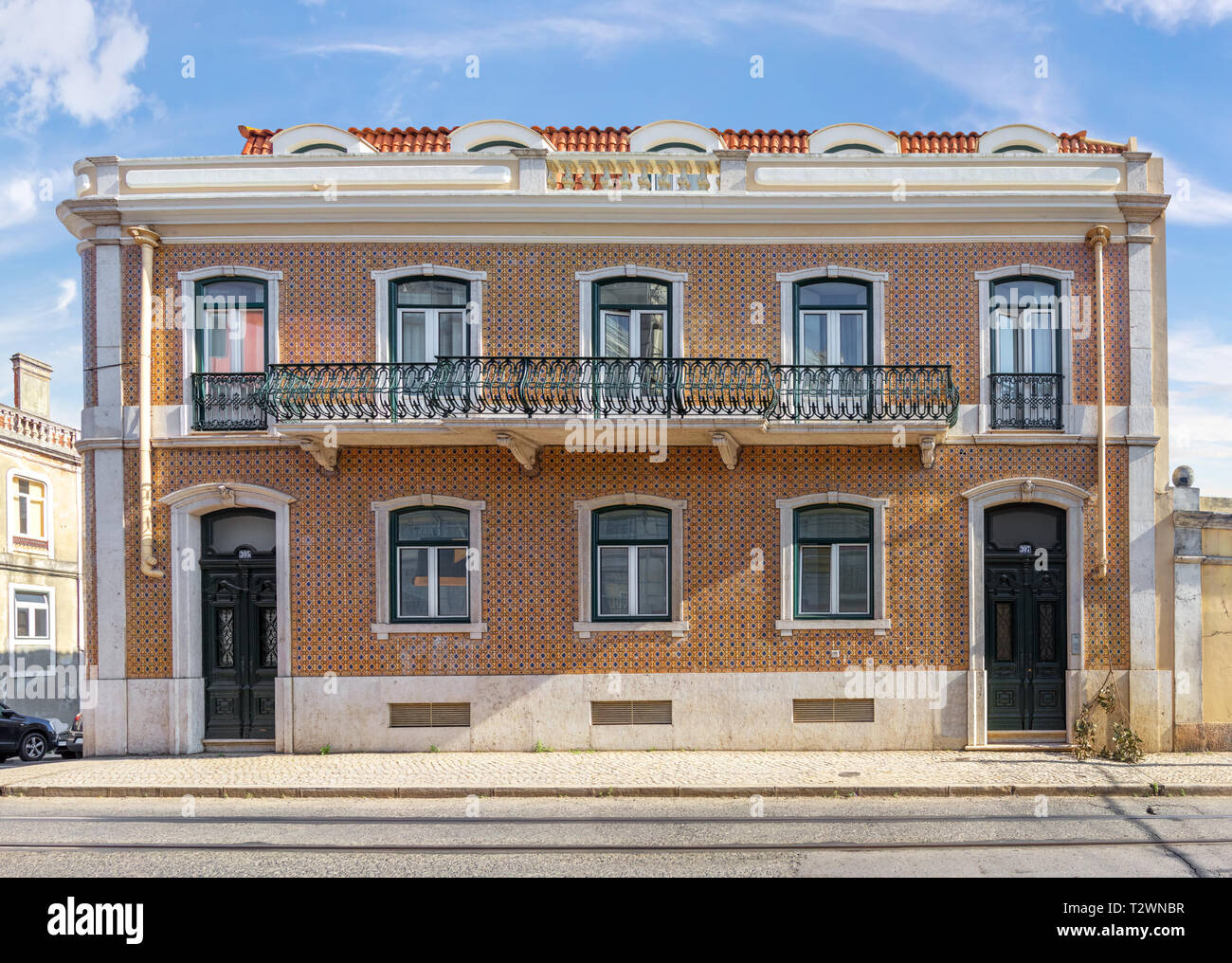 Wohnhaus in Belem mit schönen schmiedeeisernen Balkonen und mit traditionellen Azulejo Kacheln dekoriert. Lissabon, Portugal Stockfoto