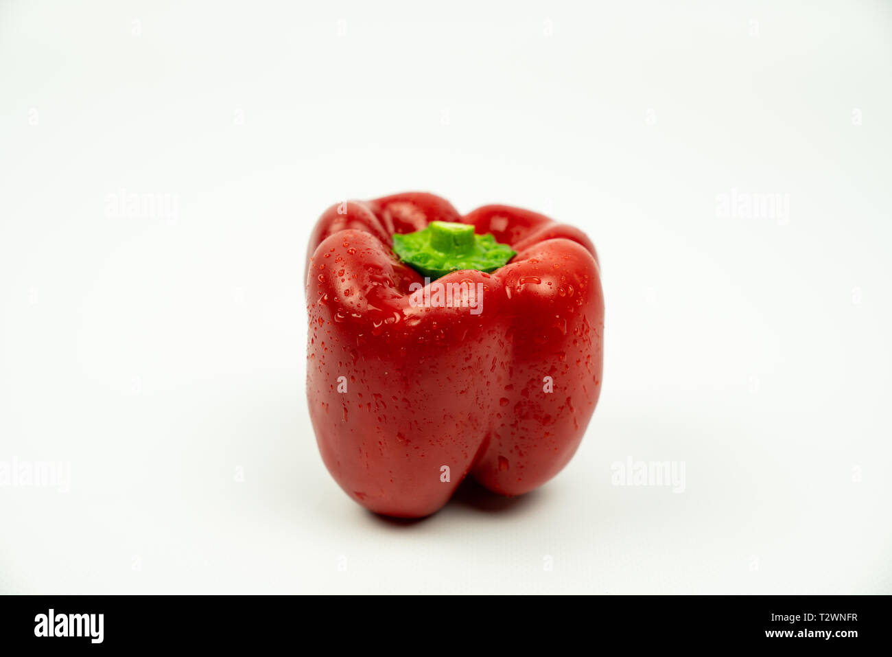 Frische rote Paprika auf einem weißen Hintergrund isoliert Stockfoto