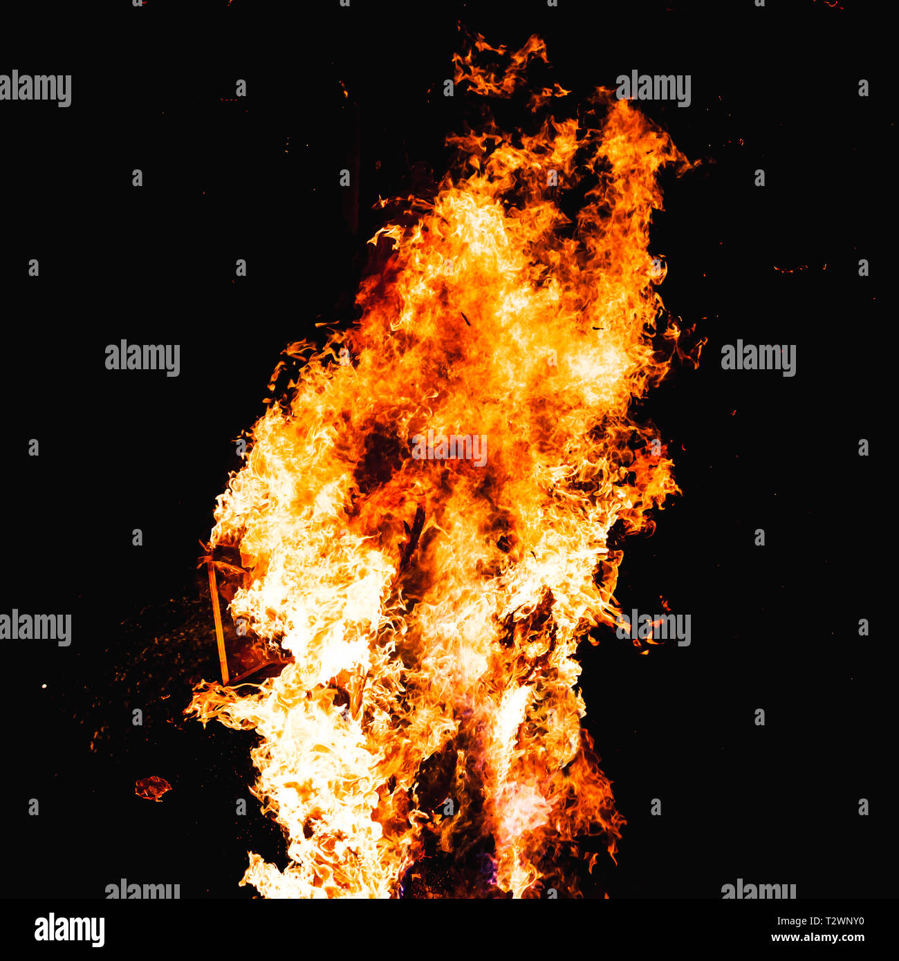 Lagerfeuer brennt über schwarze Nacht Hintergrund, Quadrat Foto Stockfoto