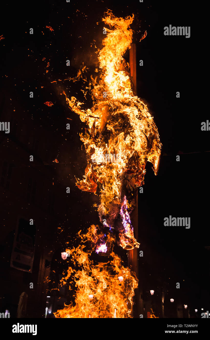 Lagerfeuer brennt in der Nacht, die rituelle Verbrennung des Königs Puppe in Fermo, Italien Stockfoto