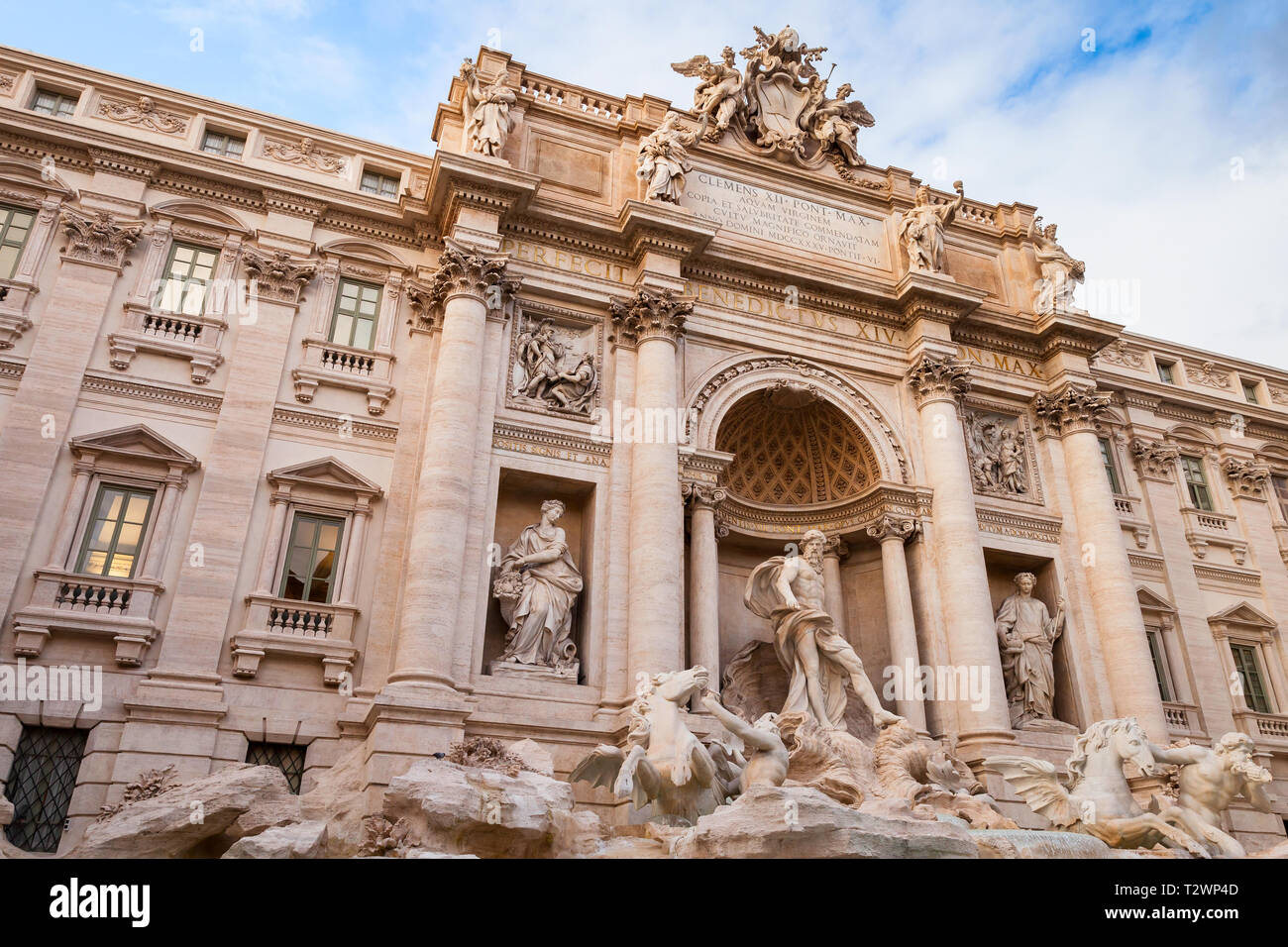 Trevi-brunnen Eine der beliebtesten Touristenattraktionen in Rom, Italien Stockfoto