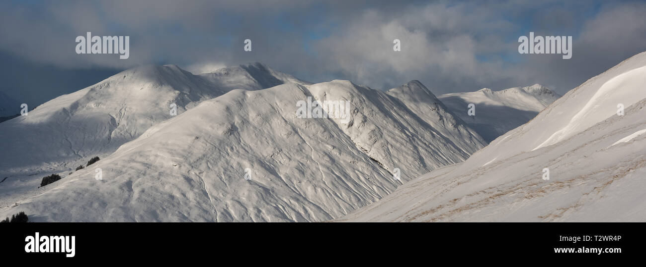 Aonach Meadhoin, Sgurr eine Fhuarail, bin Ciste Dhubh Bathach und von den Pisten eines Chraileag, Schottland Stockfoto