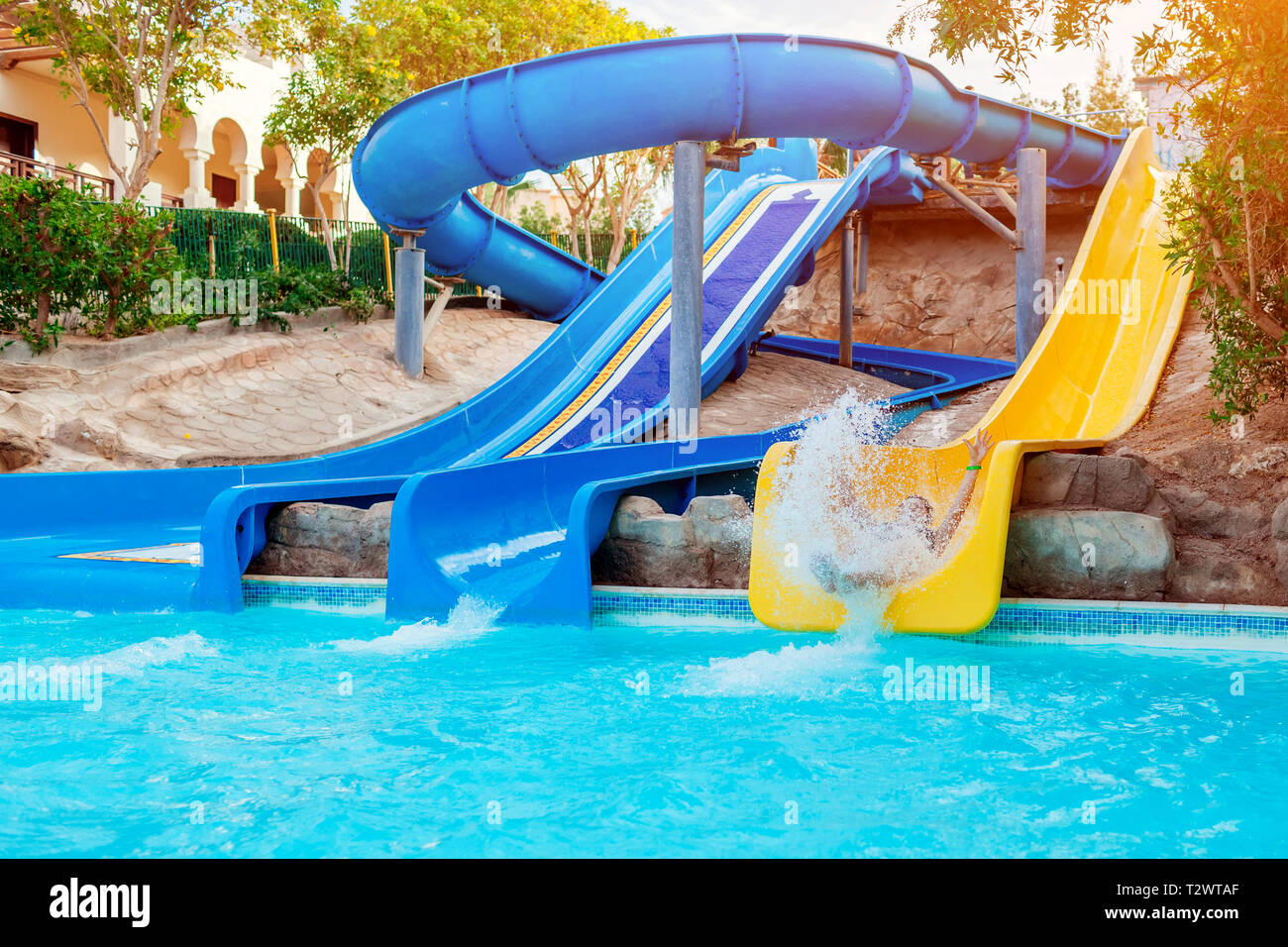 Ältere Frau mit Spaß auf der Wasserrutsche im Hotel Aquapark. Sommer Urlaub Stockfoto Ältere Frau mit Spaß auf der Wasserrutsche im Hotel Aquapark. Sommer Urlaub Stockfoto