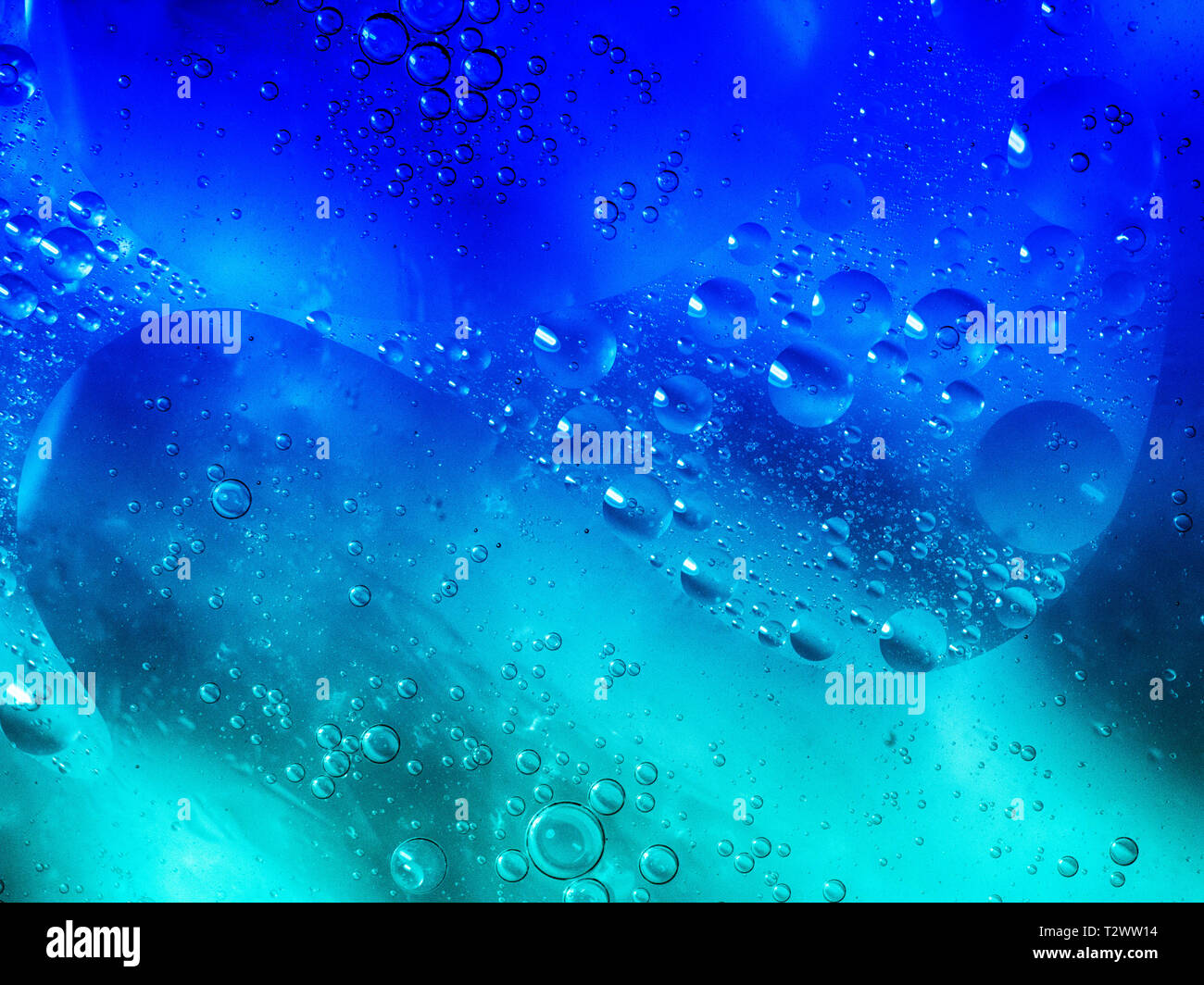 Blasen im Öl und Wasser Mischung mit blau und grün Färbung. Stockfoto