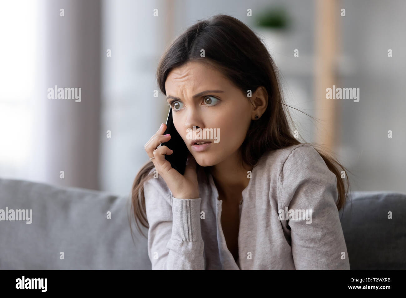 Schockiert oder junge Frau Gespräch am Handy Angst Stockfoto