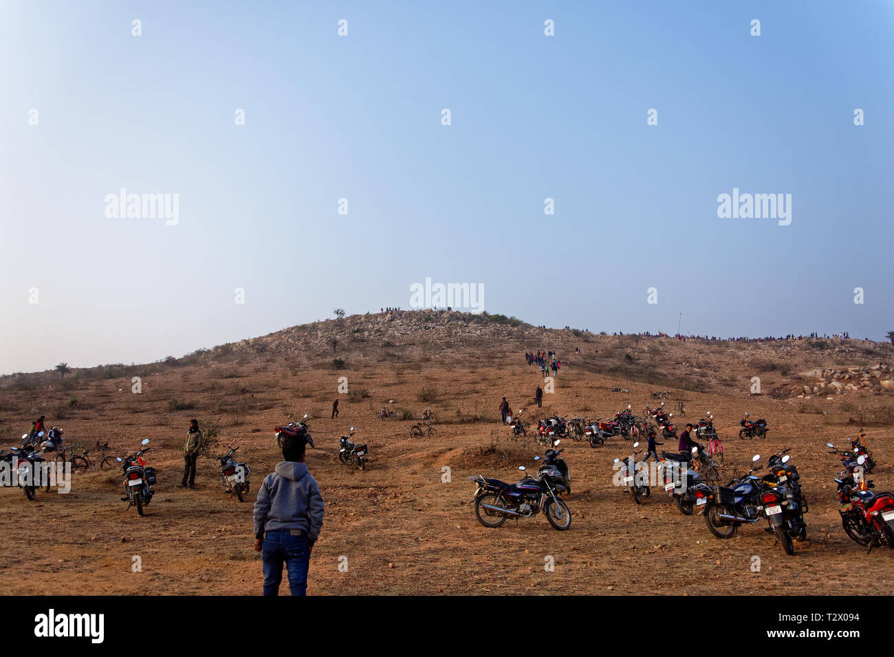 Menschen sind Klettern auf einem indischen Hügel Motorrad halten an der Unterseite Stockfoto