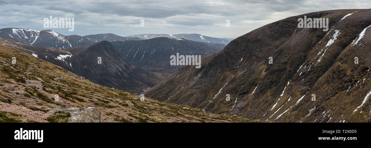 Blick über bottighofen Cath nam Fionn in Richtung Glen Geusachan und der zentralen Cairngorms Stockfoto