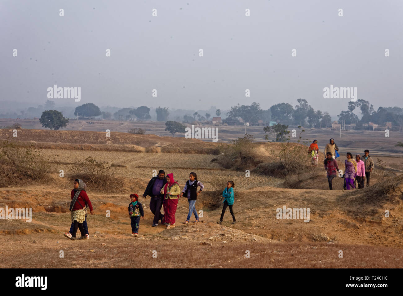 Indischen ländlichen Familien Wandern auf dem Trockenen Stockfoto