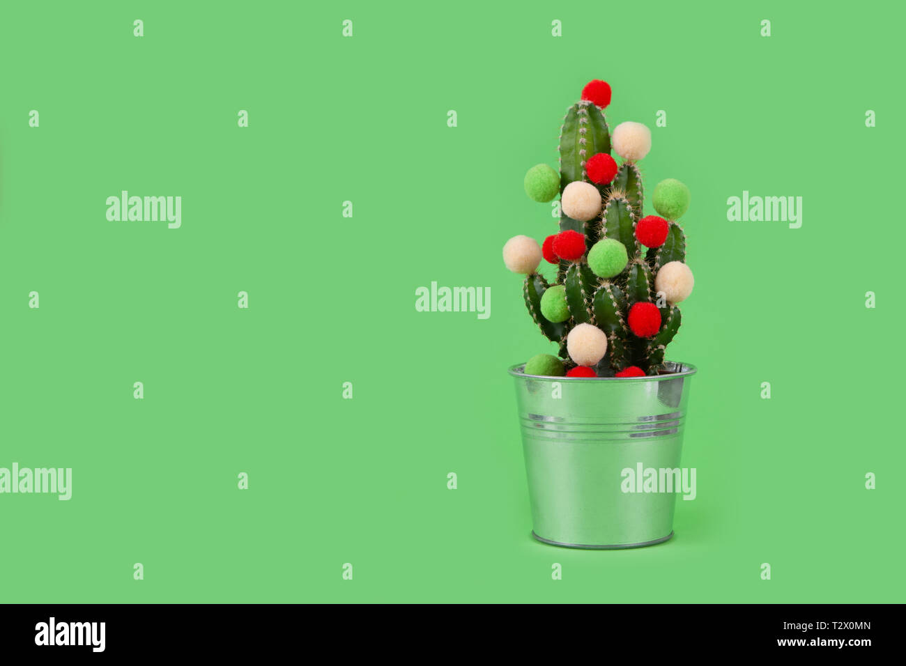 Lustigen urlaub Cactus Baum mit bunten Kugeln. Grüne tropische Blume uns ein Geschenk zur Feier