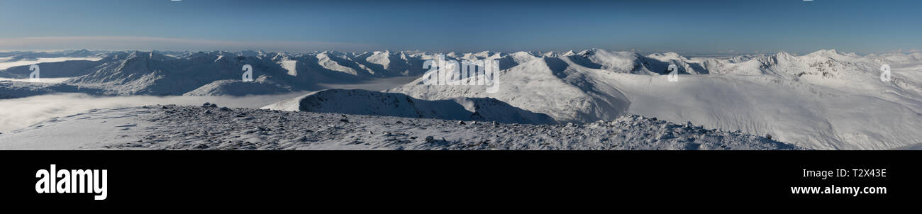 Panorama der verschneiten Berge rund um Glen Shiel, Northwest Highlands, Schottland Stockfoto