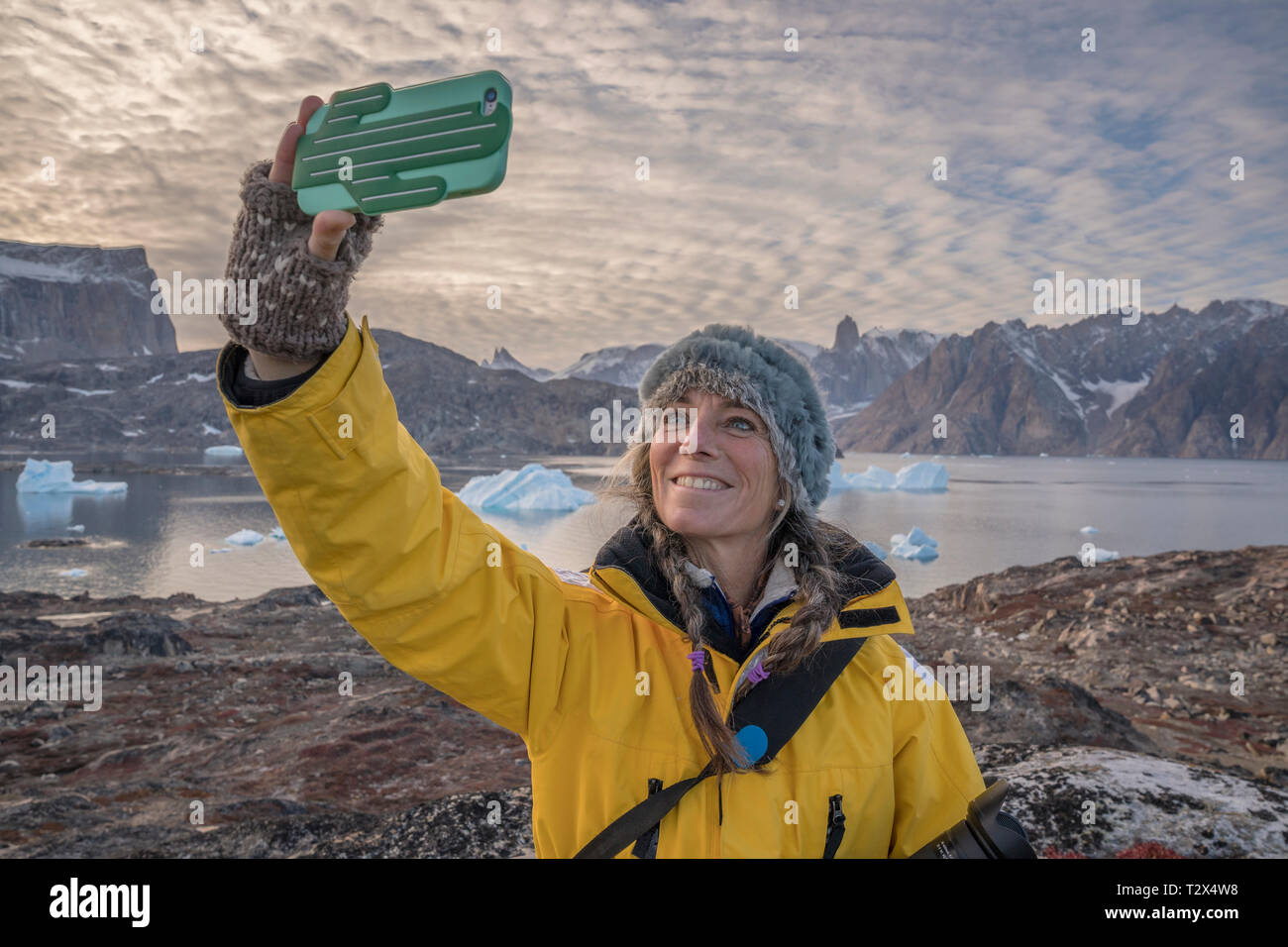 Frau eine selfie mit einem Handy, Scoresbysund, Grönland Stockfoto