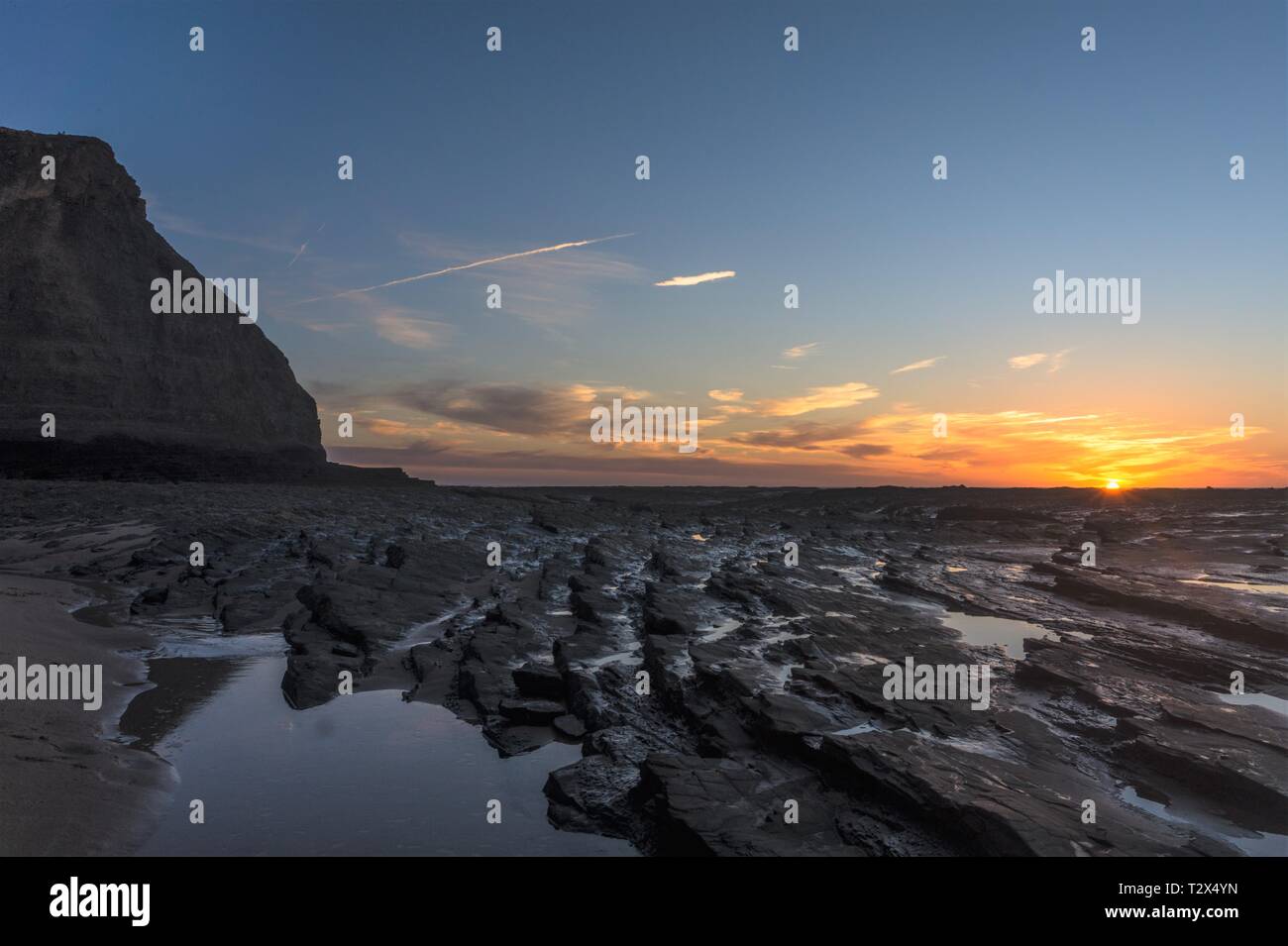 Schönen Sonnenuntergang an einem Strand in der Nähe eines Nationalparks in der Algarve, Portugal Stockfoto