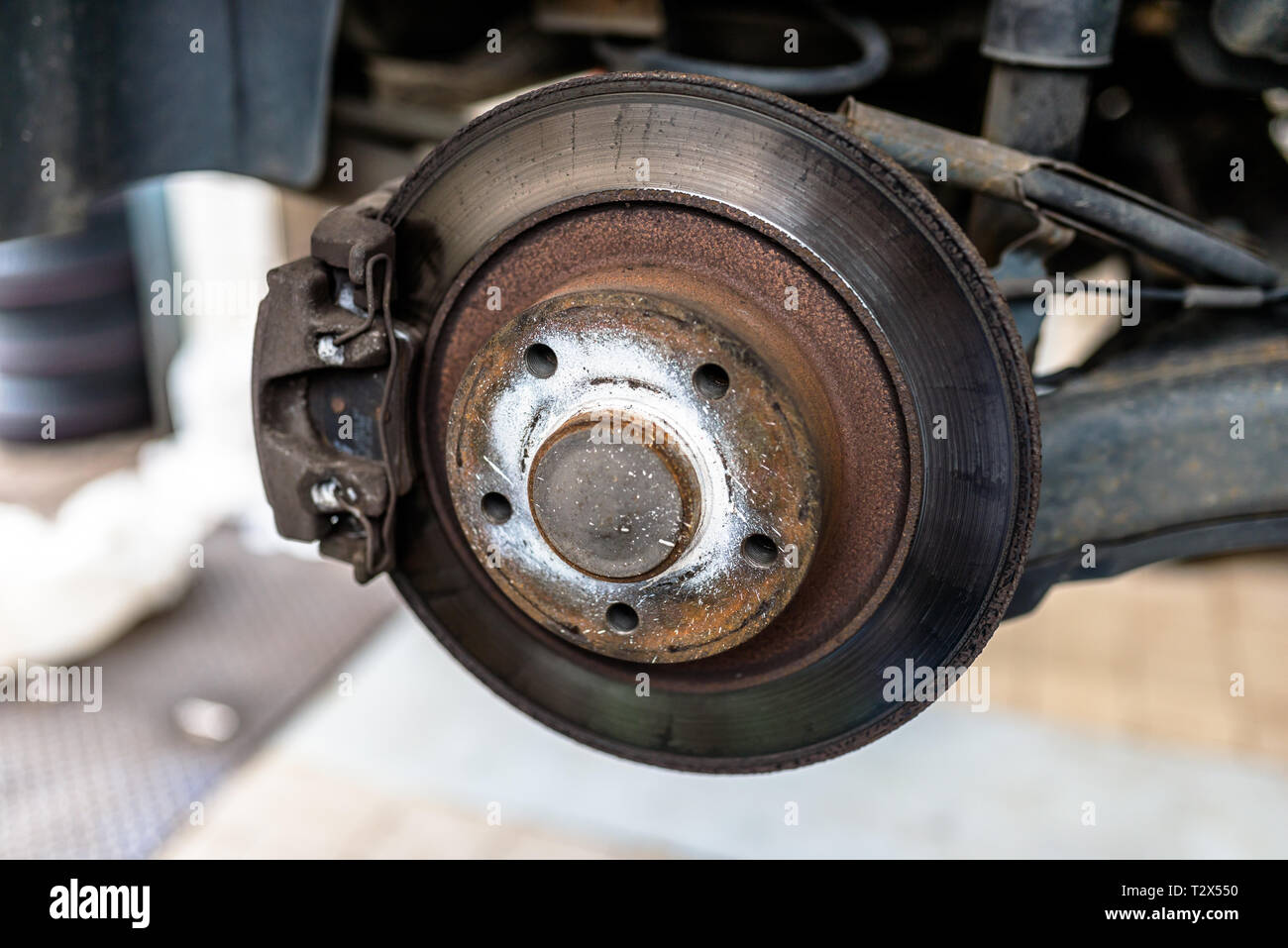 Bremsscheiben hinten mit den Bremssattel und die Bremsbeläge im Auto, auf  ein Auto in eine Werkstatt Stockfotografie - Alamy